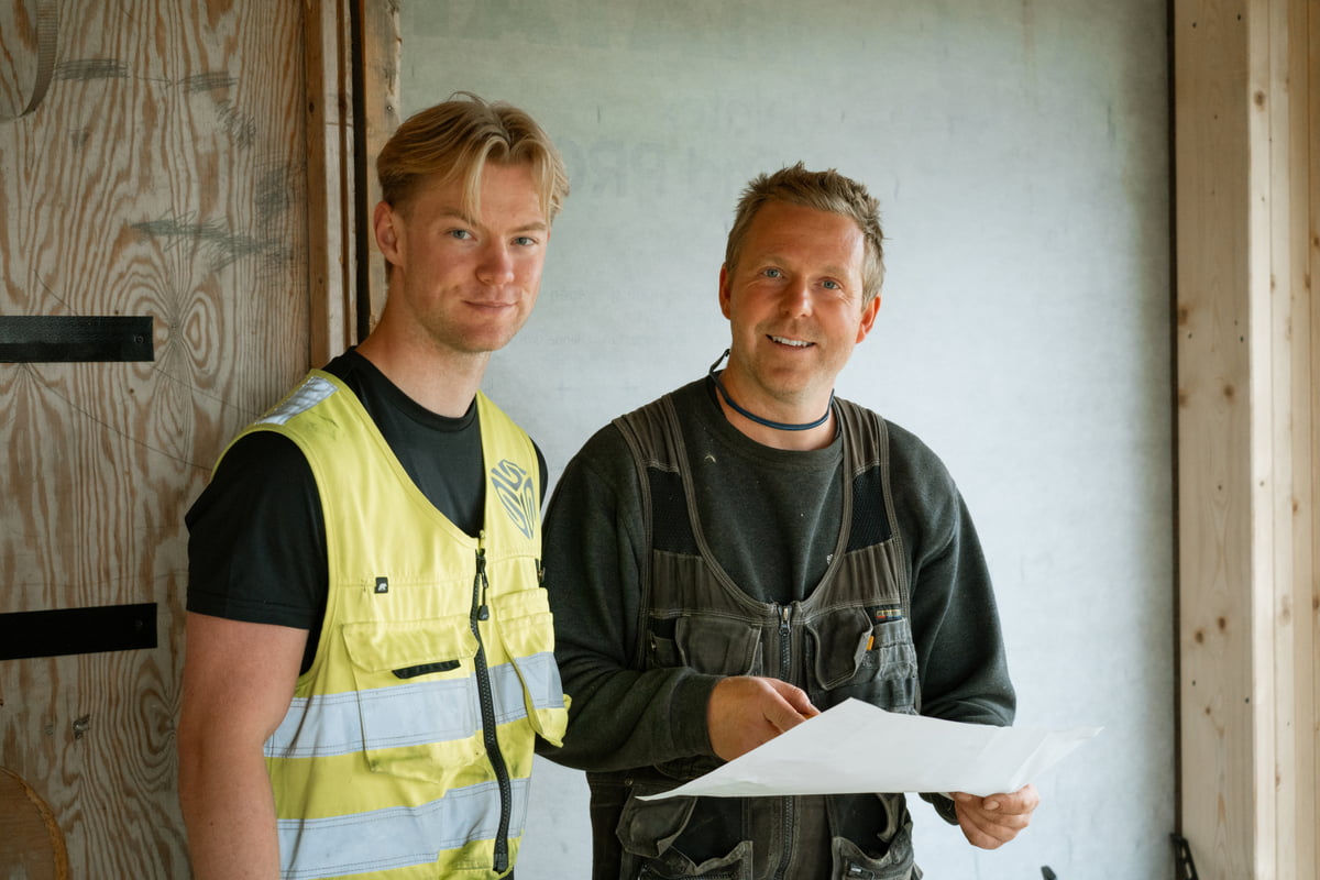 To håndverkere som legger planer 