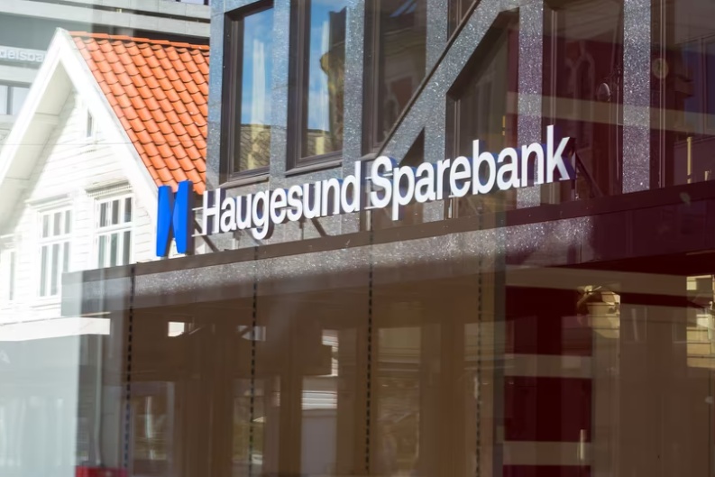 Bankbygg med Haugesund Sparebank logo