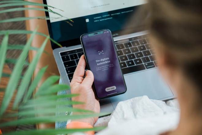 Kvinne med bankID-app og pc